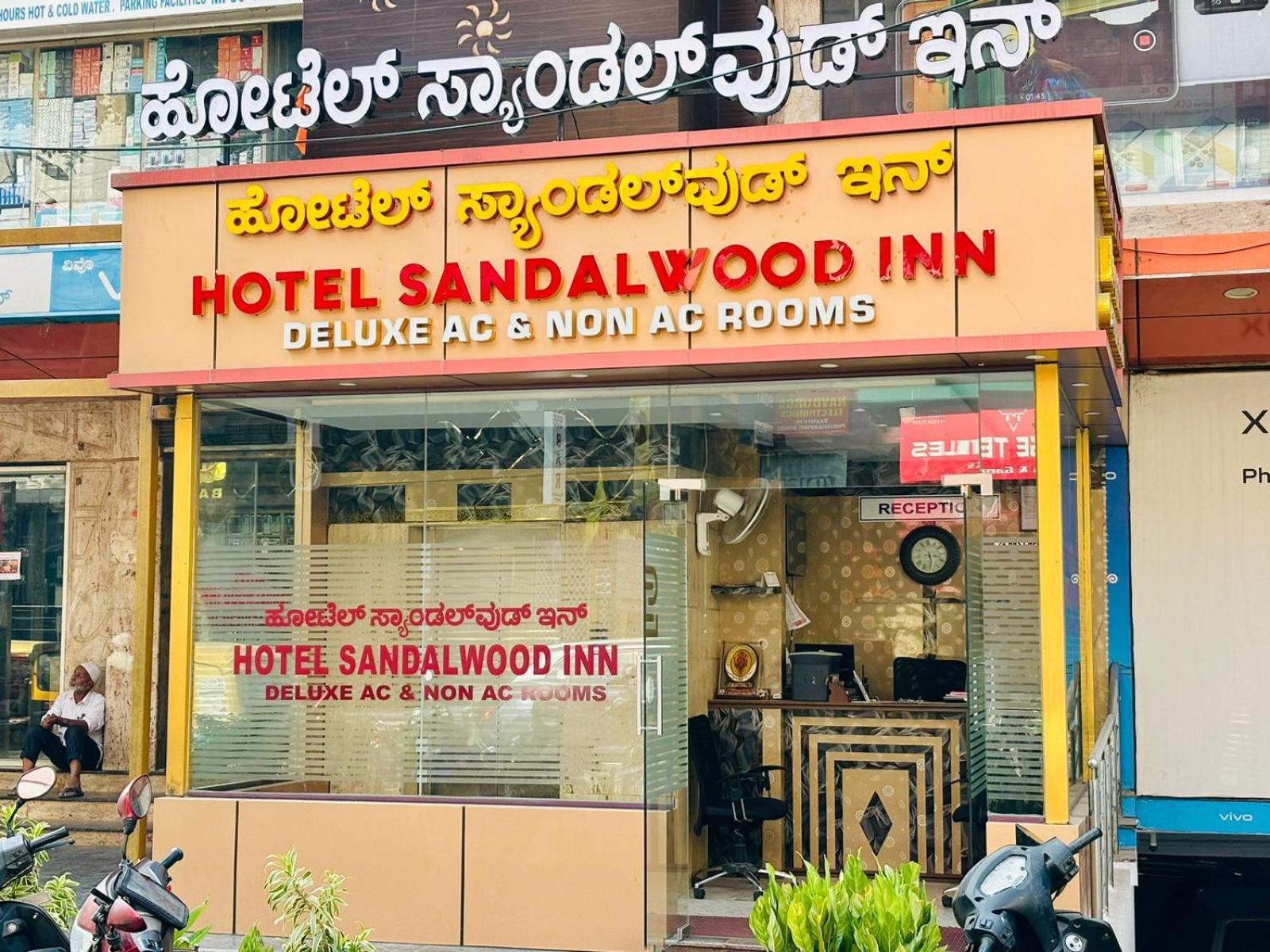 Hotel Sandalwood Inn Бангалор Экстерьер фото